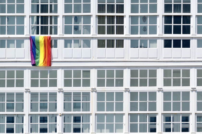 Las ciudades españolas se han llenado de balcones con banderas de todo tipo. Y ya hay ayuntamientos multando