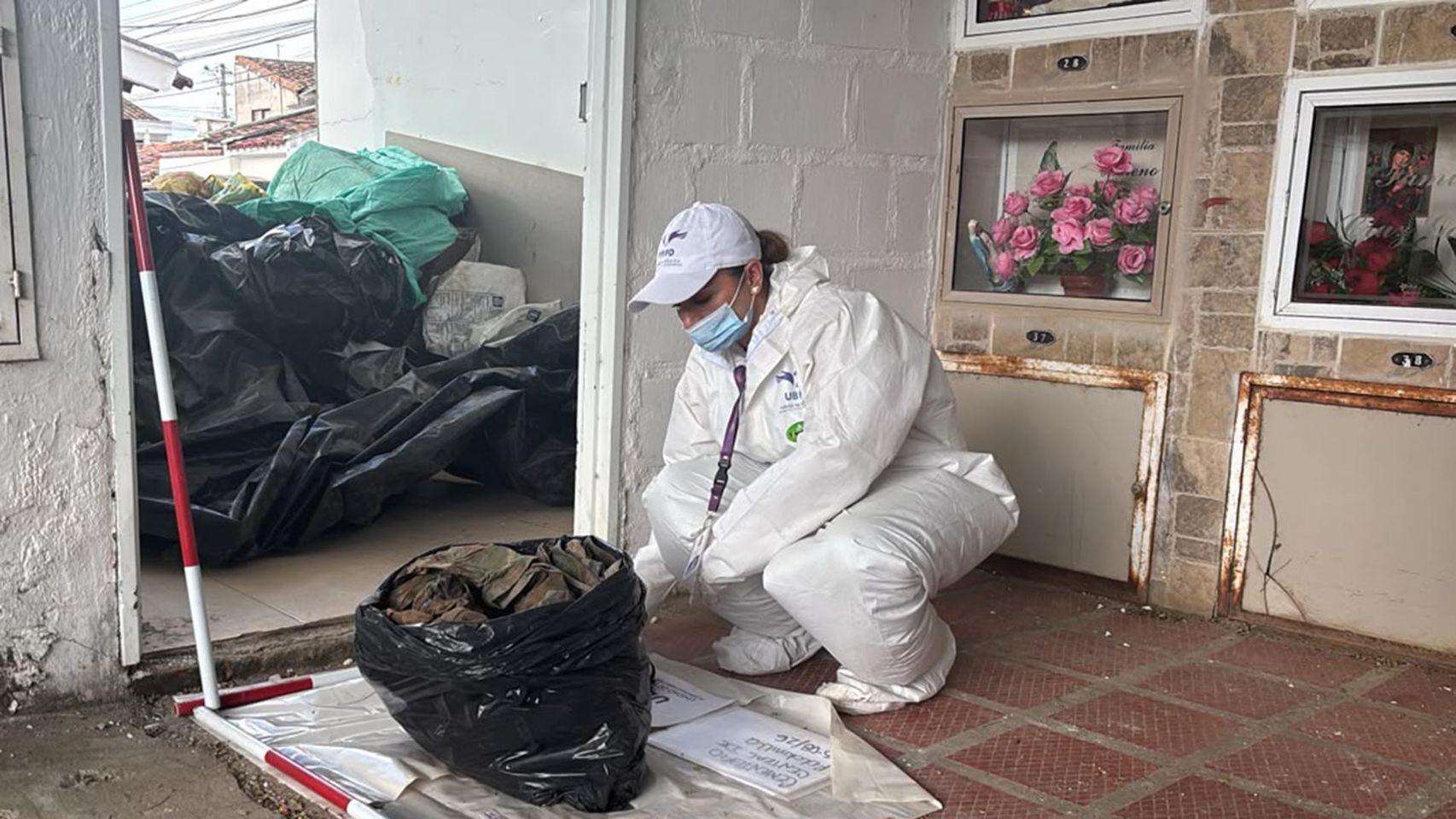 El terremoto deja expuestos en cementerios restos humanos que pueden ser del conflicto armado colombiano