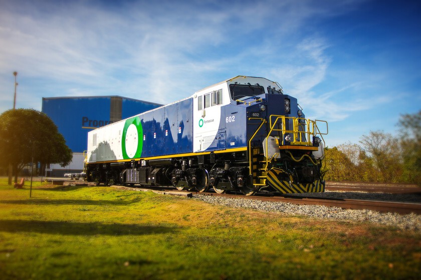 Una nueva bestia ferroviaria acaba de empezar a moverse en Australia: así es la locomotora a baterías más grande del mundo