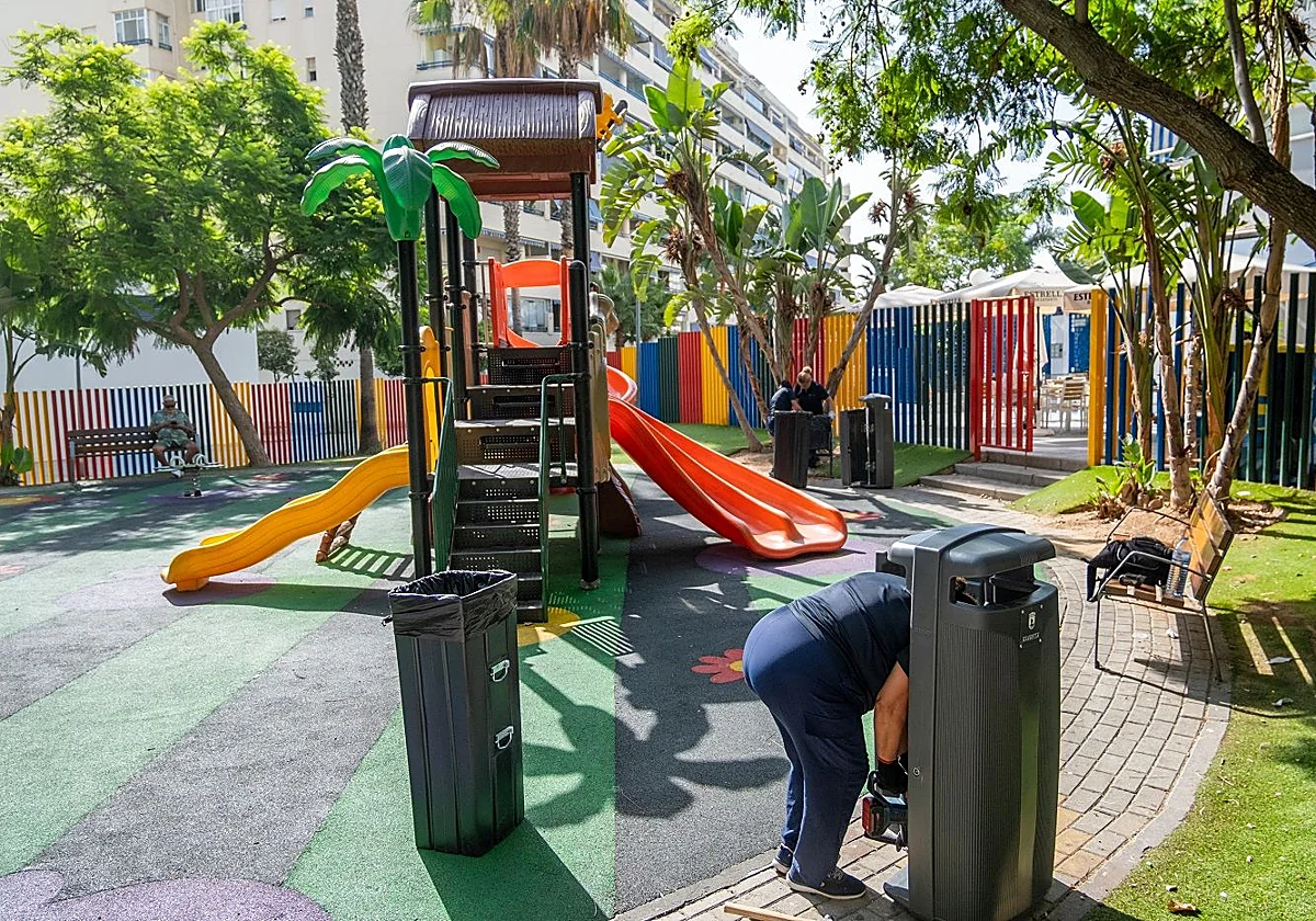 Marbella renueva 149 papeleras en parques y áreas infantiles y aumenta su capacidad de depósito un 67%