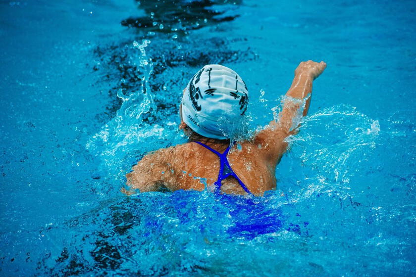 Pensábamos que el mejor ejercicio a los 60 años era caminar. La ciencia apunta a la piscina como el "blindaje" definitivo