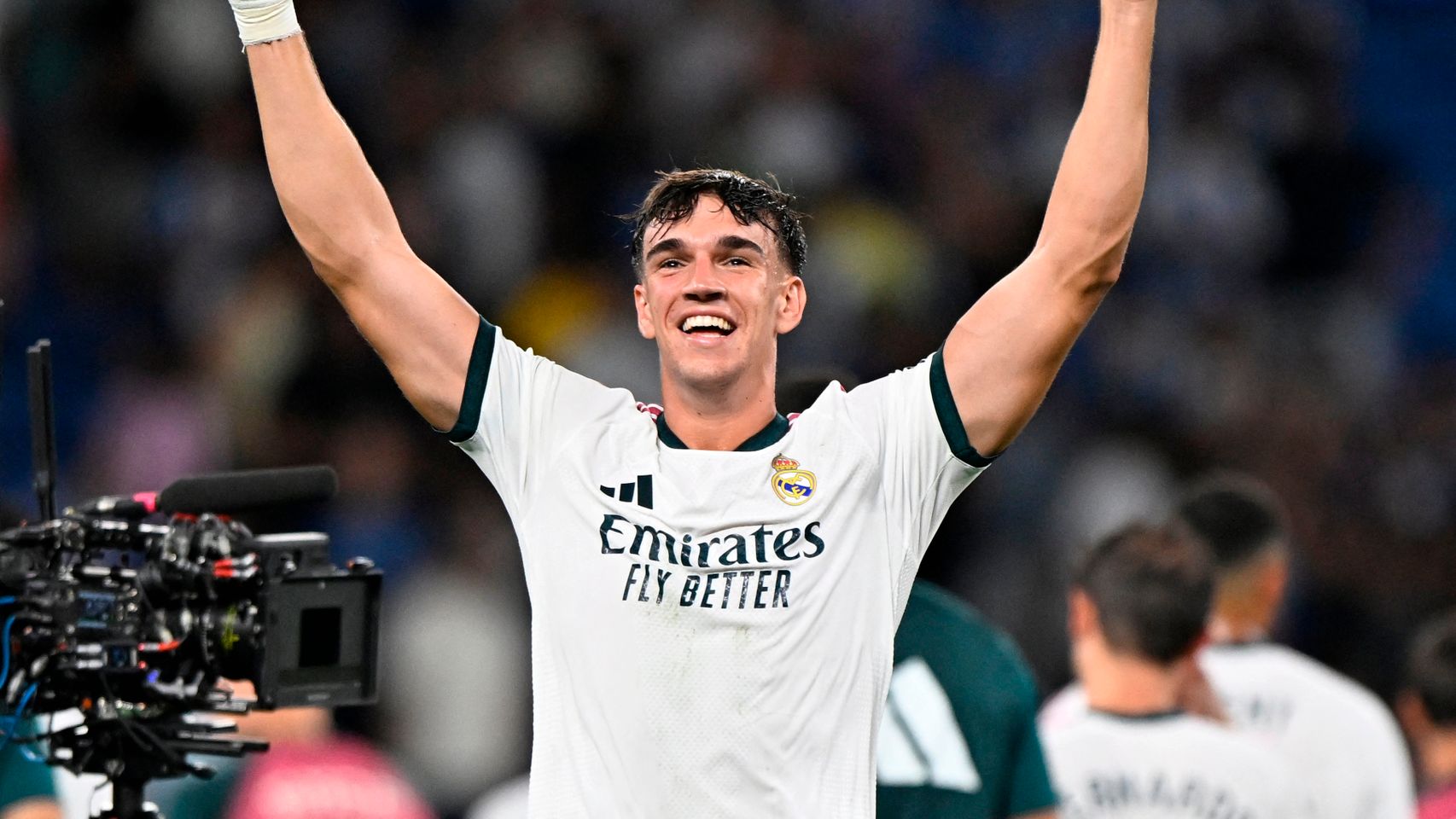 Carlos Espí acude al rescate del Real Madrid en el último minuto y salva el regreso de José Mourinho a La Liga