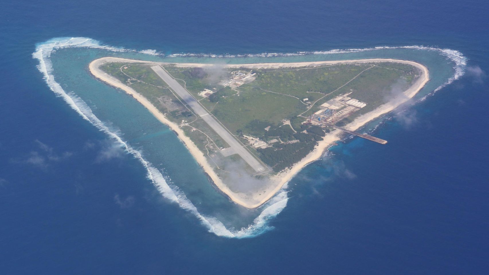 Minamitori, la diminuta isla del Pacífico rica en tierras raras que Japón quiere convertir en su almacén de residuos nucleares