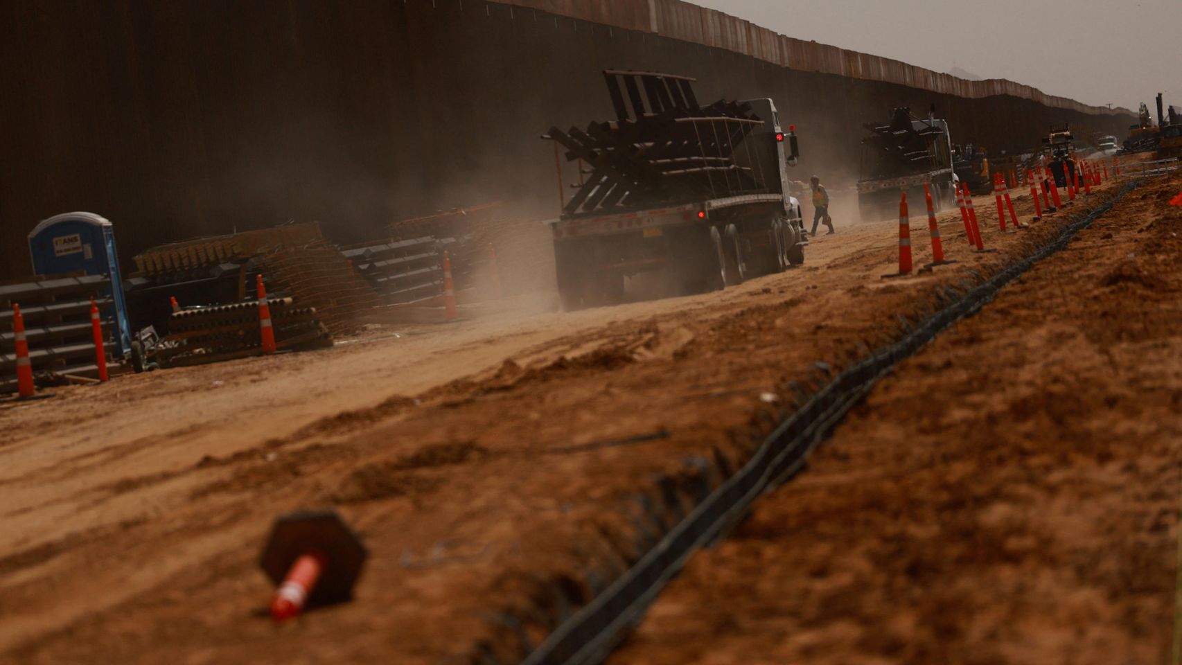 Trump resucita su promesa de hace 10 años de construir un muro con México ante la sequía de propuestas de la Casa Blanca