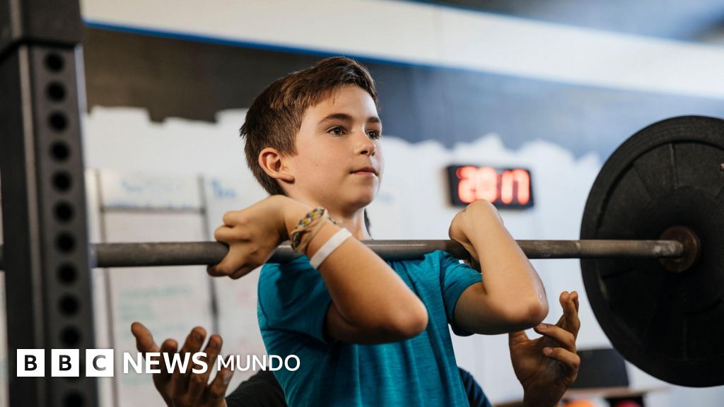 "Tengo pacientes de tan solo 10 años preocupados por sus músculos": por qué cada vez más niños y jóvenes se obsesionan con ganar masa muscular