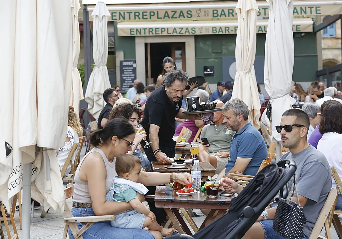 El empleo turístico pisa el acelerador y roza los 3,1 millones de afiliados gracias a la hostelería