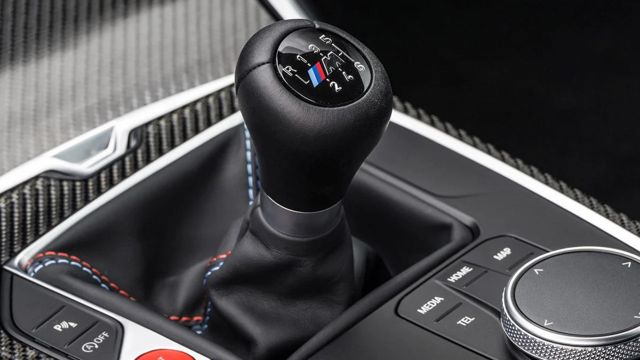 BMW patentó un cambio manual que evita reducciones fatales… y casi nadie lo sabía