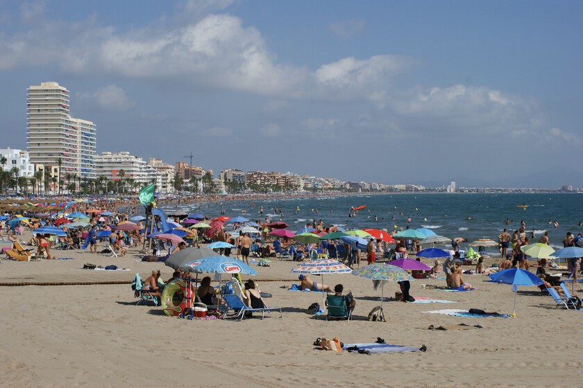 "Sigo ganando dinero": decenas de turistas duermen en playas de Barcelona ante los altos precios de los alojamientos