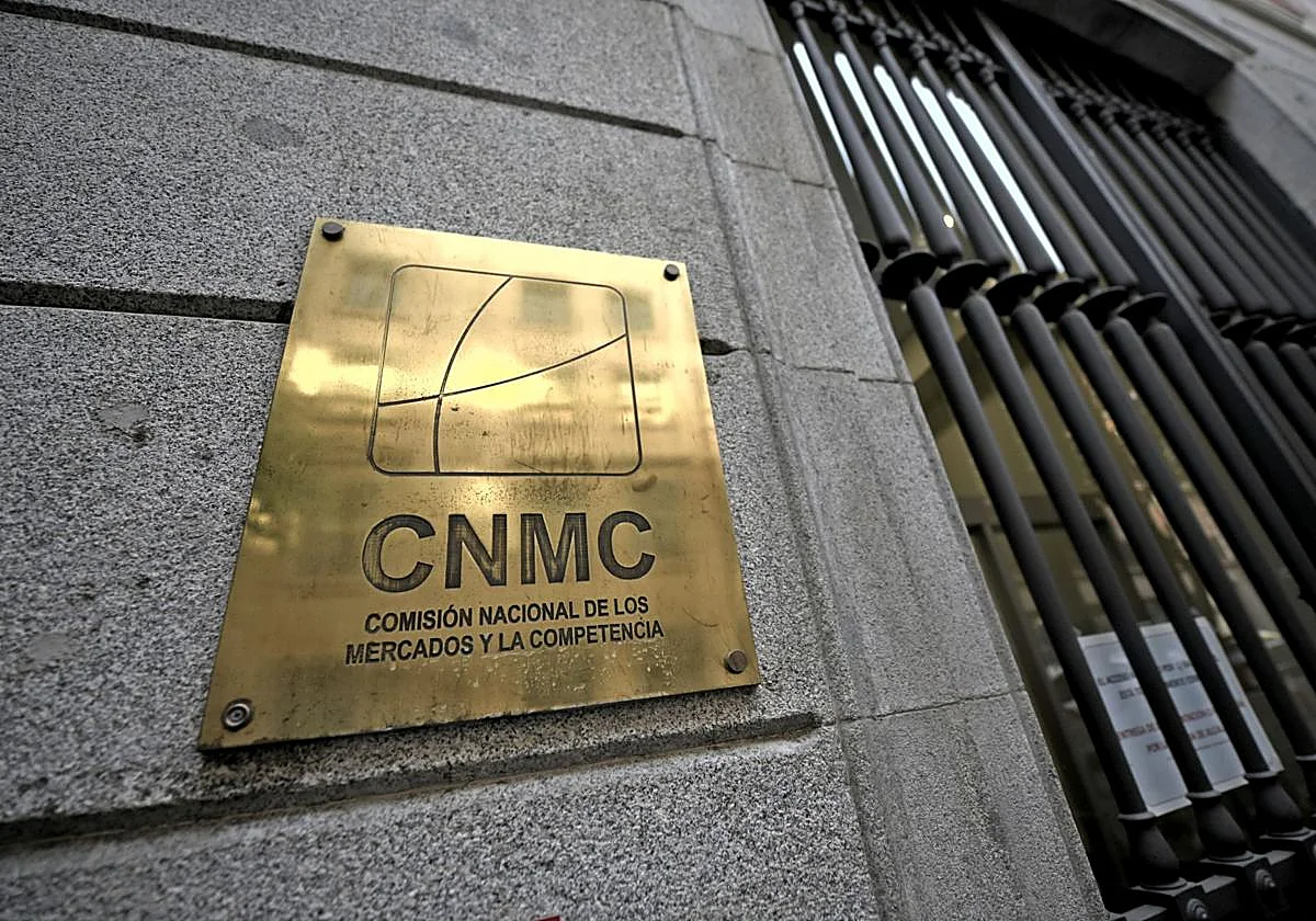 La CNMC multa con 3 millones a cuatro agencias por repartirse los viajes del Banco de España y la Complutense