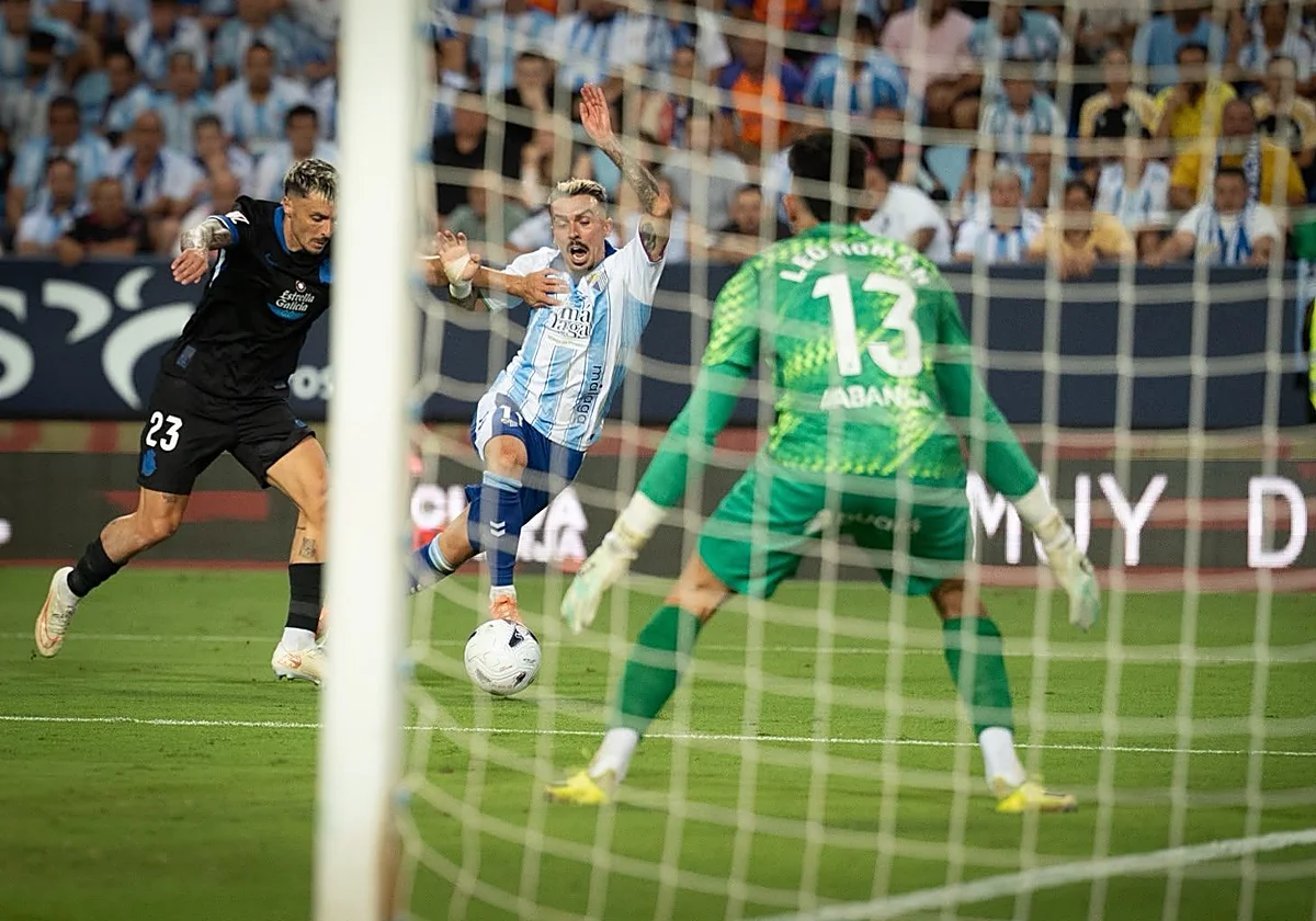 El Málaga, perjudicado por un penalti de Ximo Navarro a Joaquín no señalado