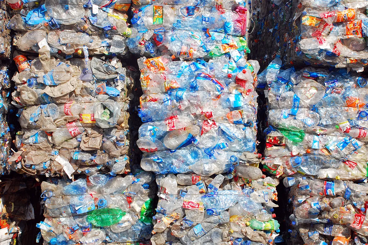 La UE, contra las importaciones de plásticos baratos mientras cierran plantas de reciclaje