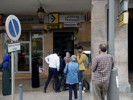 El 'negocio' que hace Marruecos con sus emigrantes: los euros que envían los que están en España suman un 1% de su PIB