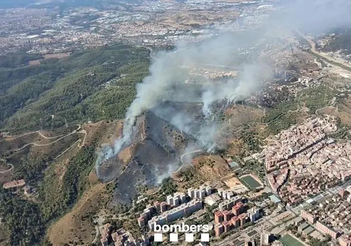 Un incendio en Collserola obliga a desalojar a los vecinos de un barrio de Barcelona