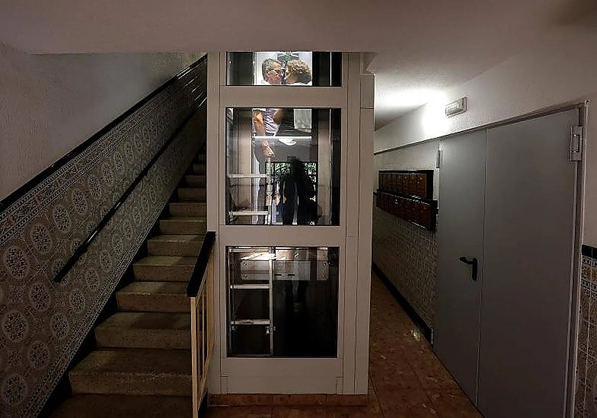 Un tribunal avala la instalación de un ascensor ocupando el patio privativo de un vecino por ser inviable en las zonas comunes