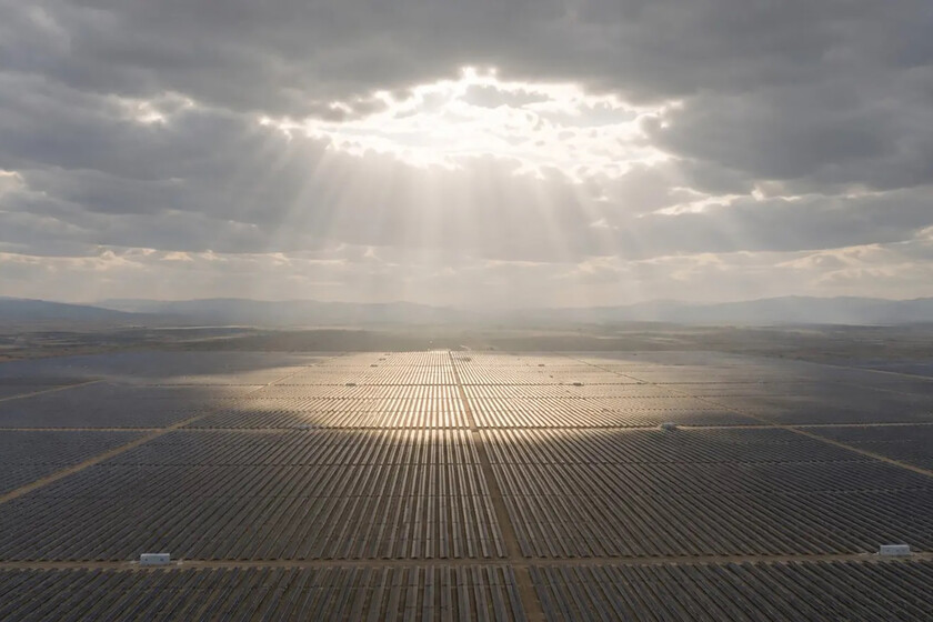 Una startup quiere despejar nubes con enjambres de drones: promete hasta un 30% más de generación solar