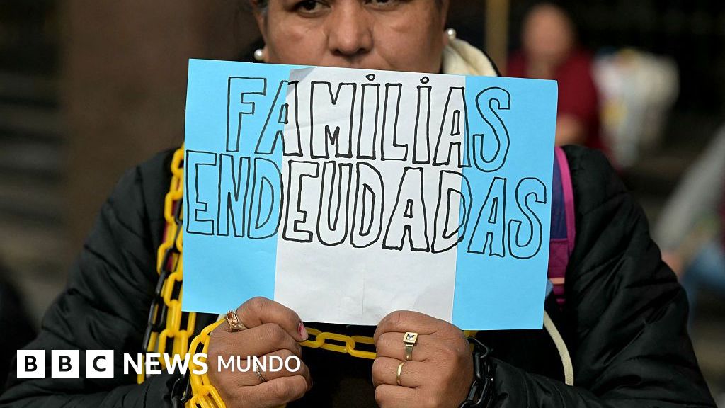 "Ya ni intentamos refinanciar la deuda porque es impagable": los millones de argentinos que se han convertido en morosos (y qué dice sobre la economía del país)