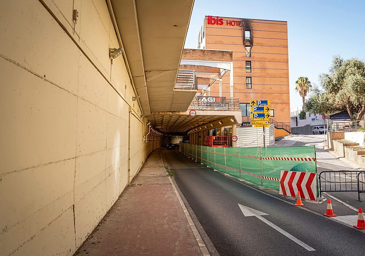Todo listo para el derribo del hotel Ibis de Málaga, que durará dos meses