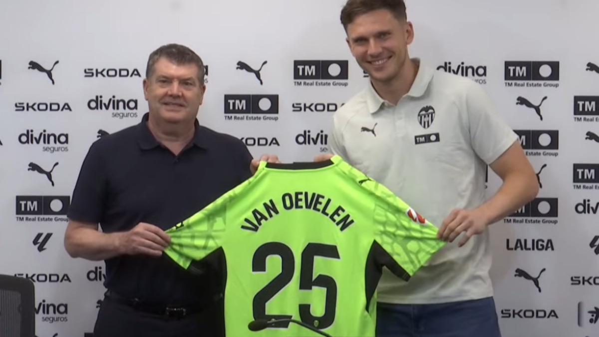 Van Oevelen: “Dimitrievski es un gran portero, depende de mí mostrar al entrenador de lo que soy capaz”