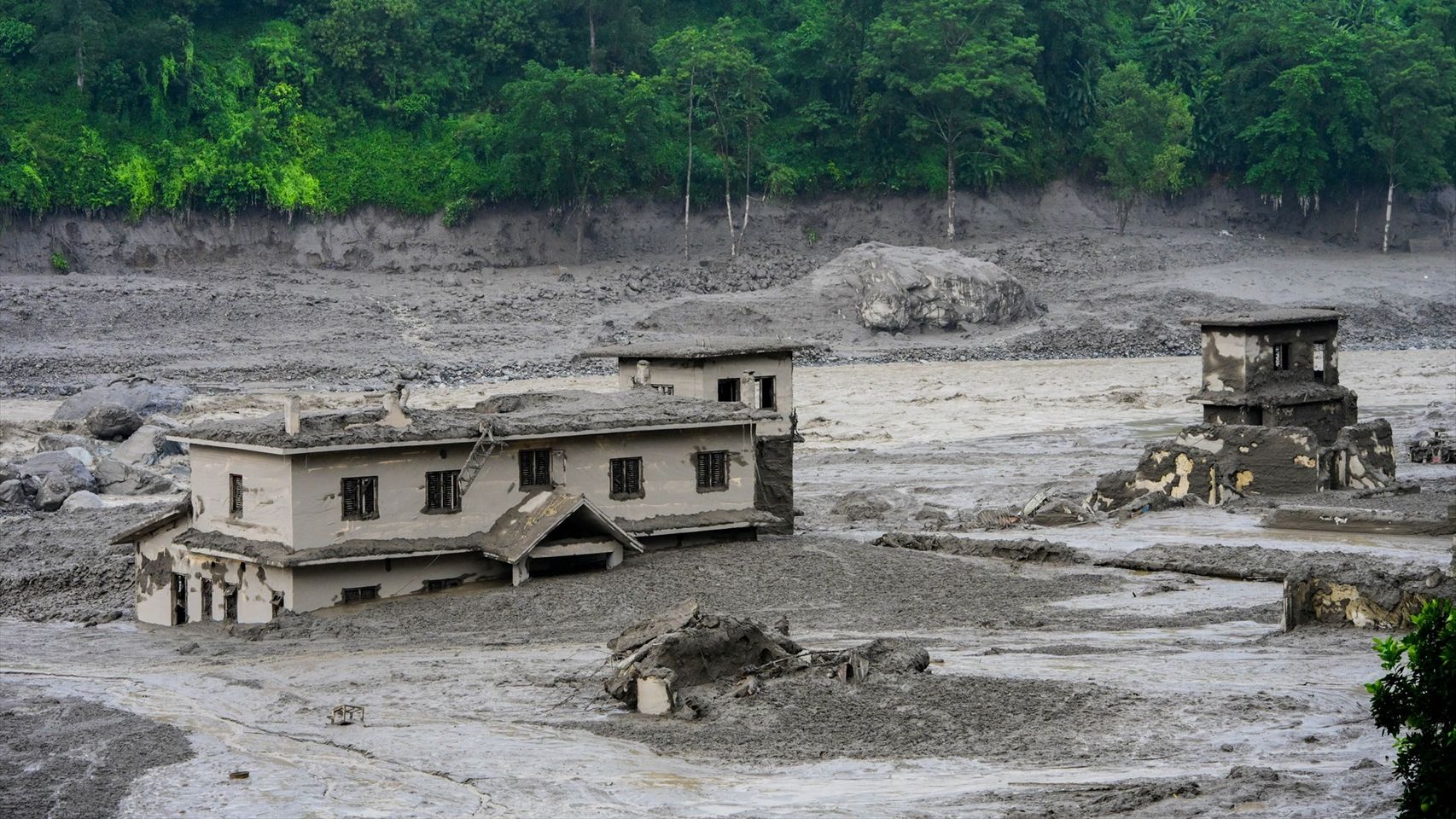 Una inmensa riada arrasa la frontera entre Nepal y el Tíbet: el Gobierno de Katmandú teme que haya unos 15.000 fallecidos