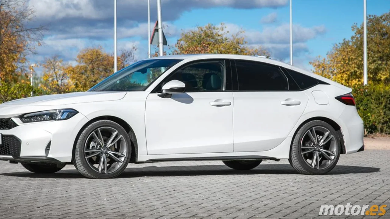 Este híbrido japonés de 184 CV gasta solo 5 litros y, con 2.000 € de rebaja, desafía a Toyota en su terreno