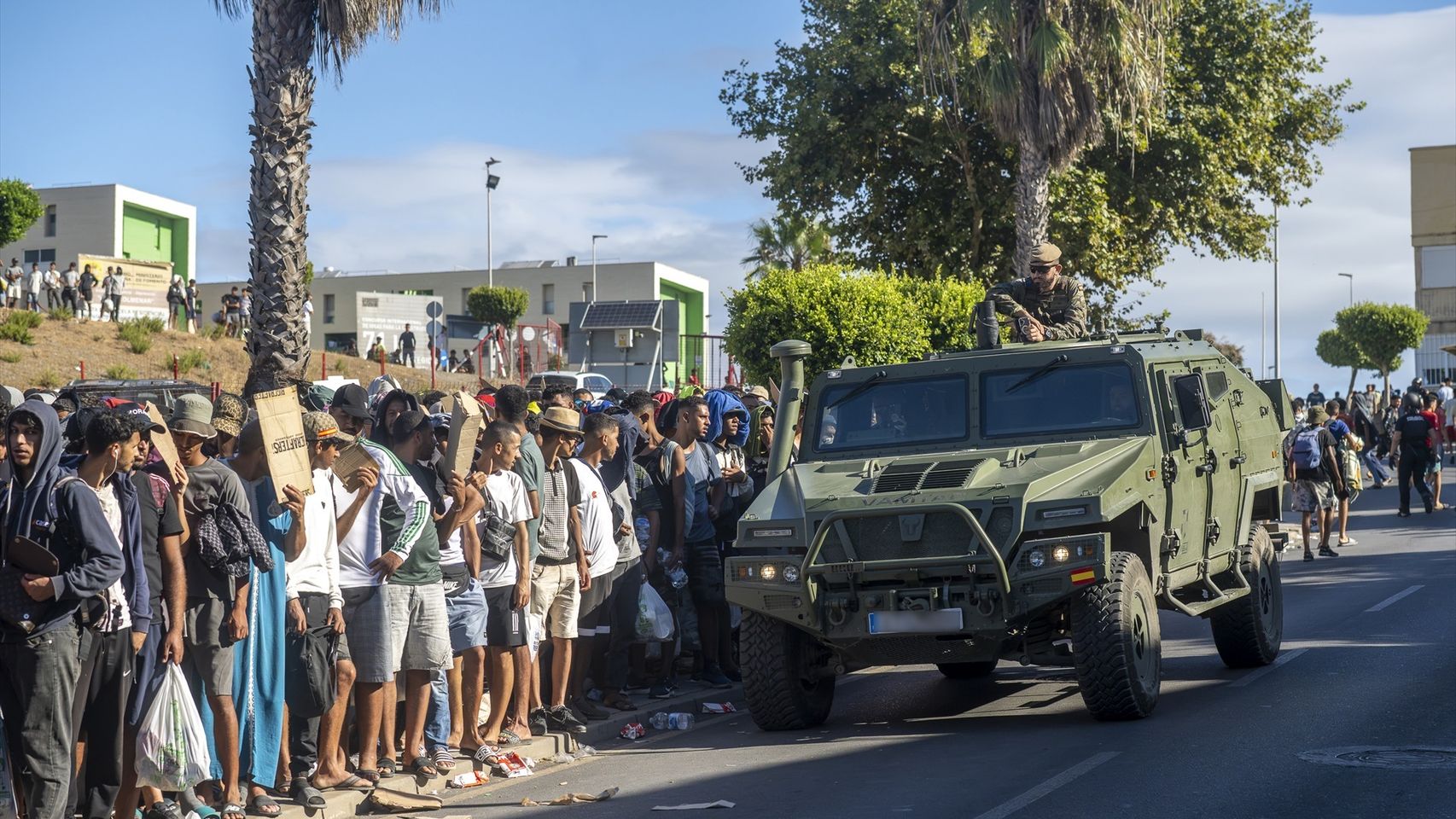 Detenidos 12 migrantes por apedrear y herir a cuatro militares esta madrugada en el barrio ceutí de Benzú