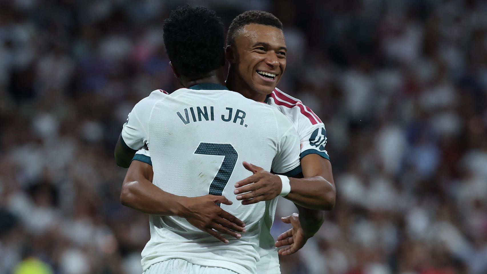 Mourinho da con la tecla y el Bernabéu se rinde a sus estrellas: la gran noche de Mbappé, Vinicius y Bellingham