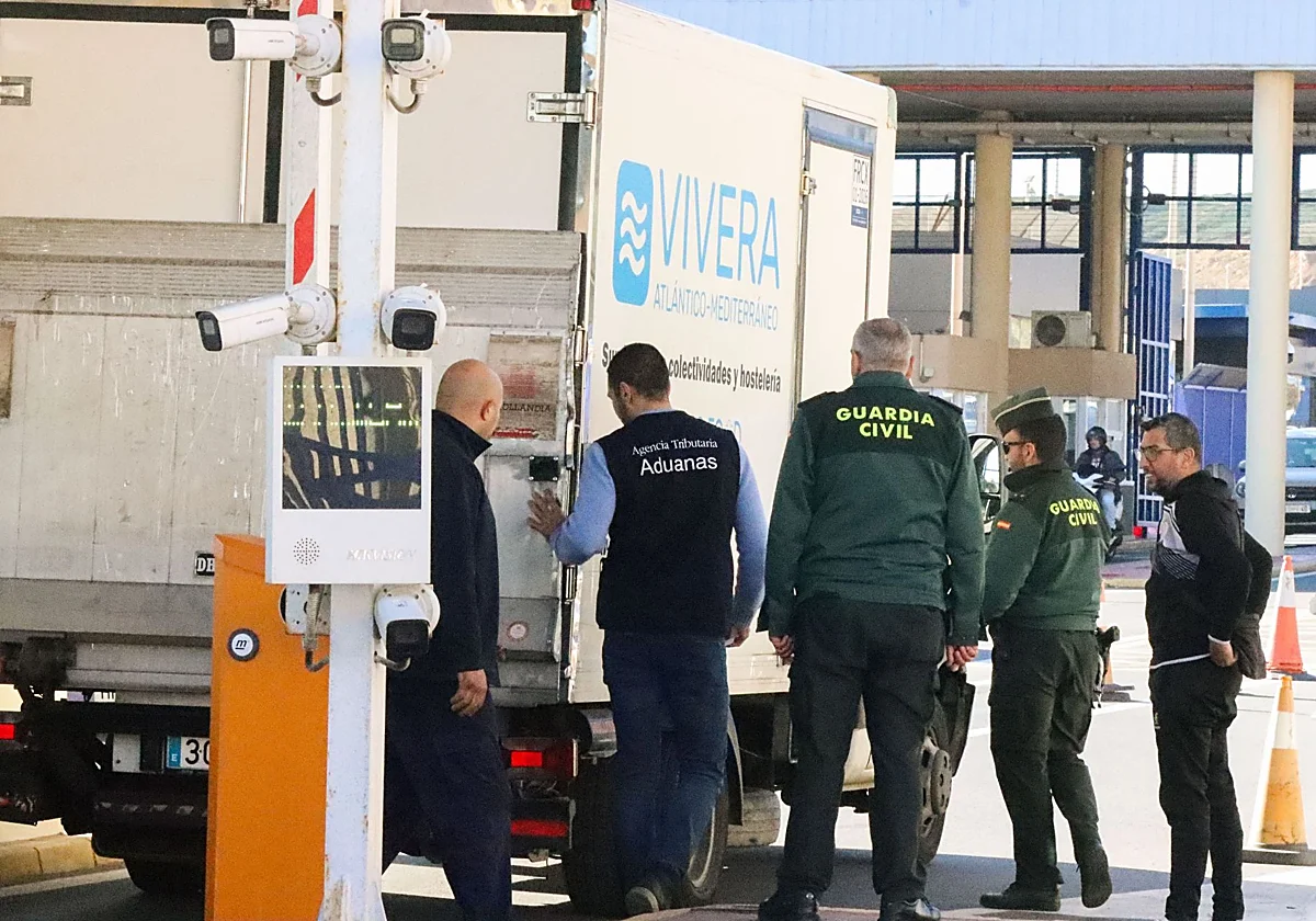 Los transportistas protestan ante la «grave situación de riesgo» a la que se exponen en Ceuta
