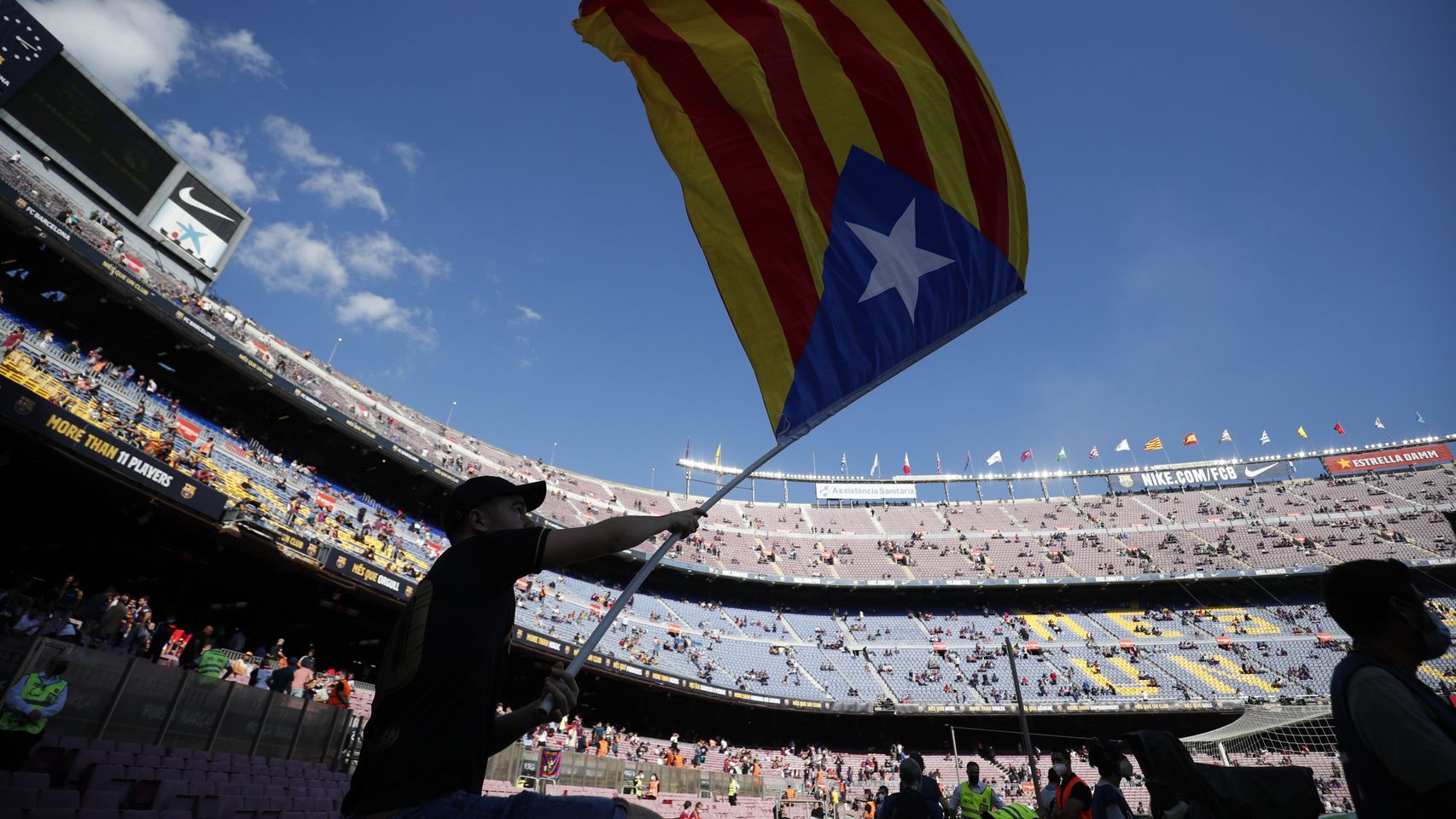 El Barça asume la cobertura jurídica del aficionado detenido por la Policía que llevaba una 'estelada' en Elche