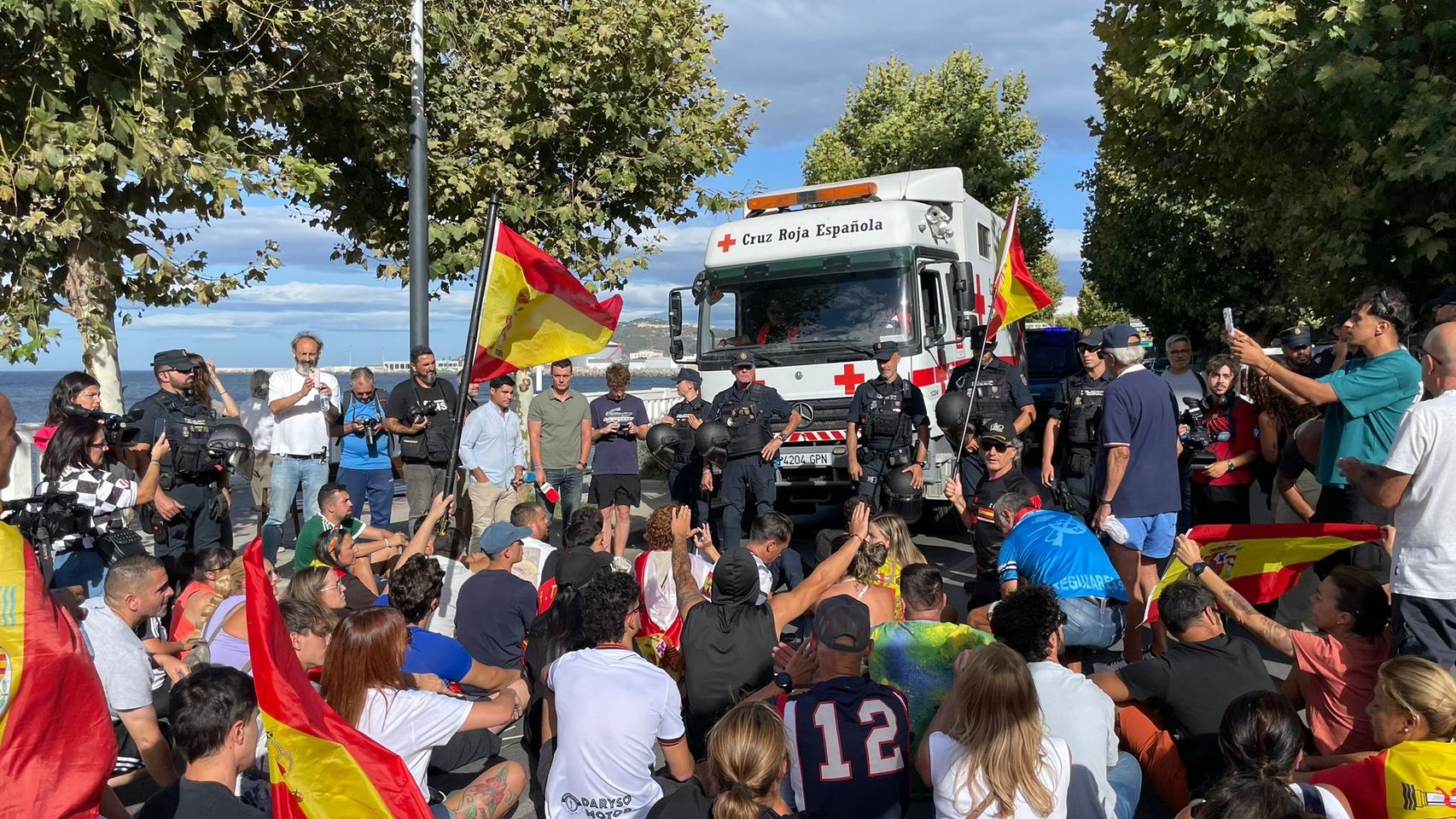 Los ceutíes impiden el paso al convoy de Cruz Roja que reparte comida a los migrantes: "Si les alimentamos no se irán nunca"