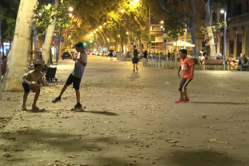 En Barcelona los chavales están volviendo a jugar al fútbol en las nuevas calles peatonalizadas. Y los viejos y los comercios se están quejando