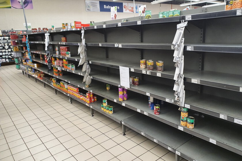 Reino Unido debe saber algo que no sabe el resto de Europa: va a pedir a sus ciudadanos que acumulen comida y agua en casa
