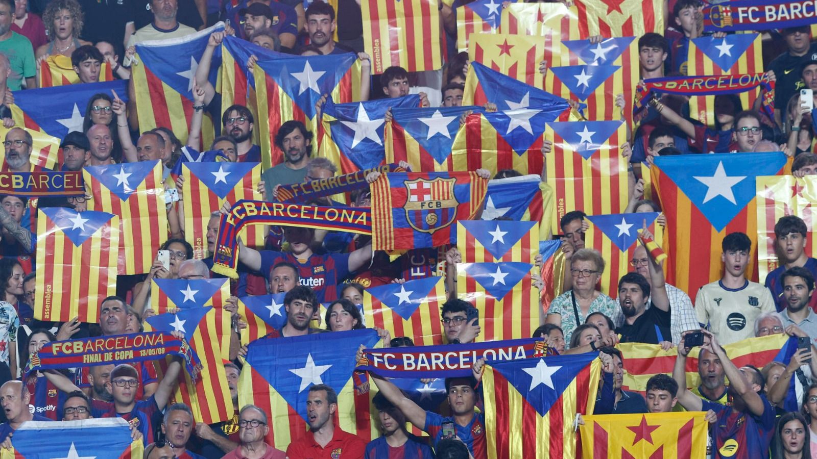 Miles de aficionados del Barça hacen una "exaltación de la estelada" en protesta por la agresión a un hincha en Elche