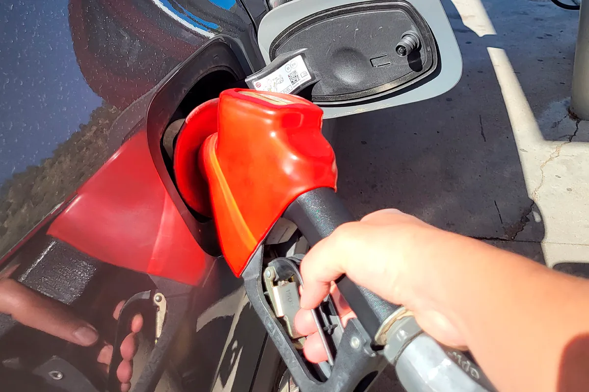 Los carburantes esperan en zona de máximos la operación retorno
