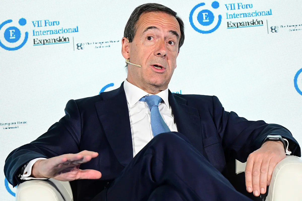 CaixaBank sube al 'top 10' de la banca de inversión que lidera Santander