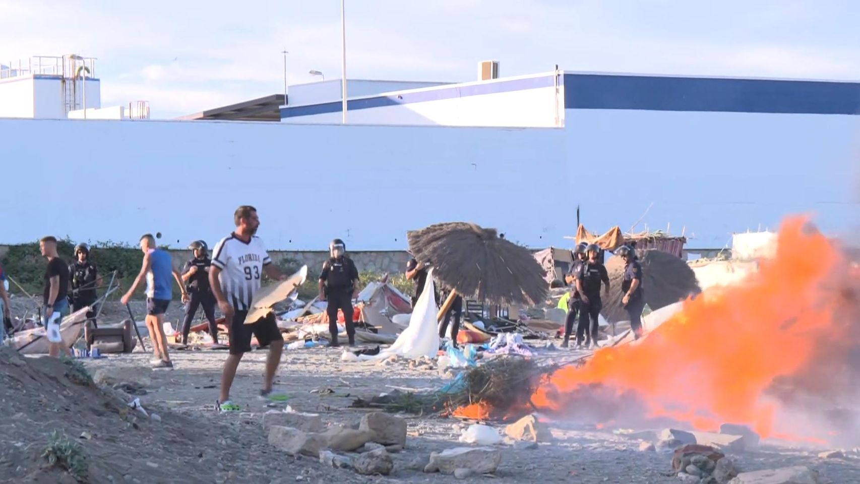 Crece el estallido social: ceutíes desesperados por la inacción del Gobierno intentan de nuevo echar a los invasores de la playa