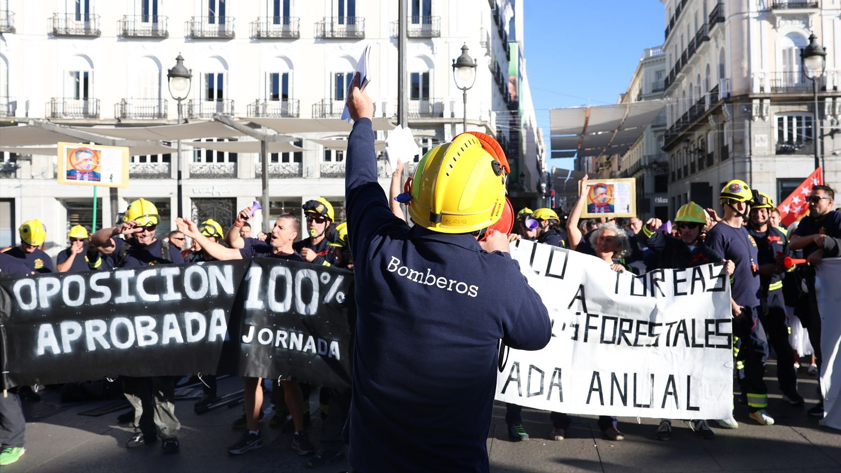 Un centenar de bomberos forestales se concentra en la Puerta del Sol tras 1.200 días en huelga: "Estamos sin soluciones"