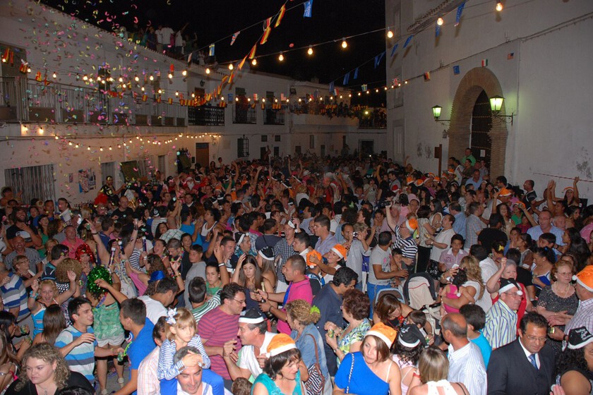 Este pueblo de la Alpujarra granadina celebra la Nochevieja en pleno agosto, con jerséis y polvorones