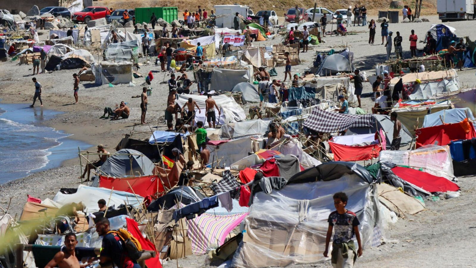 Crisis migratoria y manifestaciones en Ceuta, en directo | Tercera jornada de protestas en Ceuta con un "asedio pacífico" a la playa de los migrantes