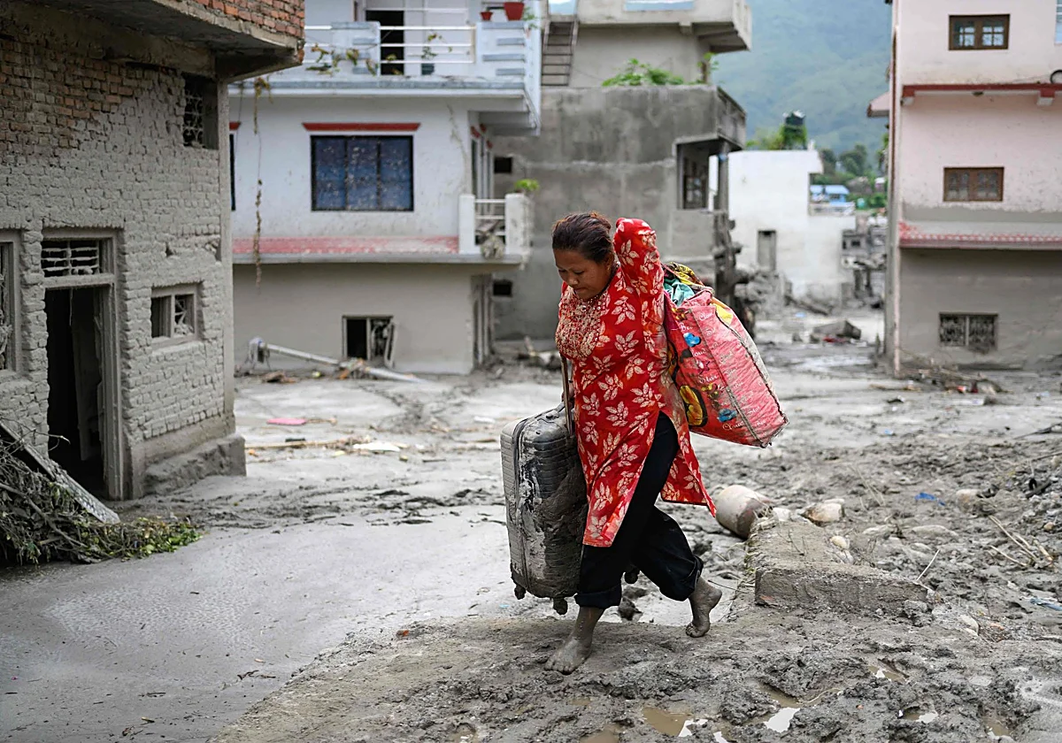 La desesperada búsqueda de los desaparecidos en Nepal: «Solo queda barro»