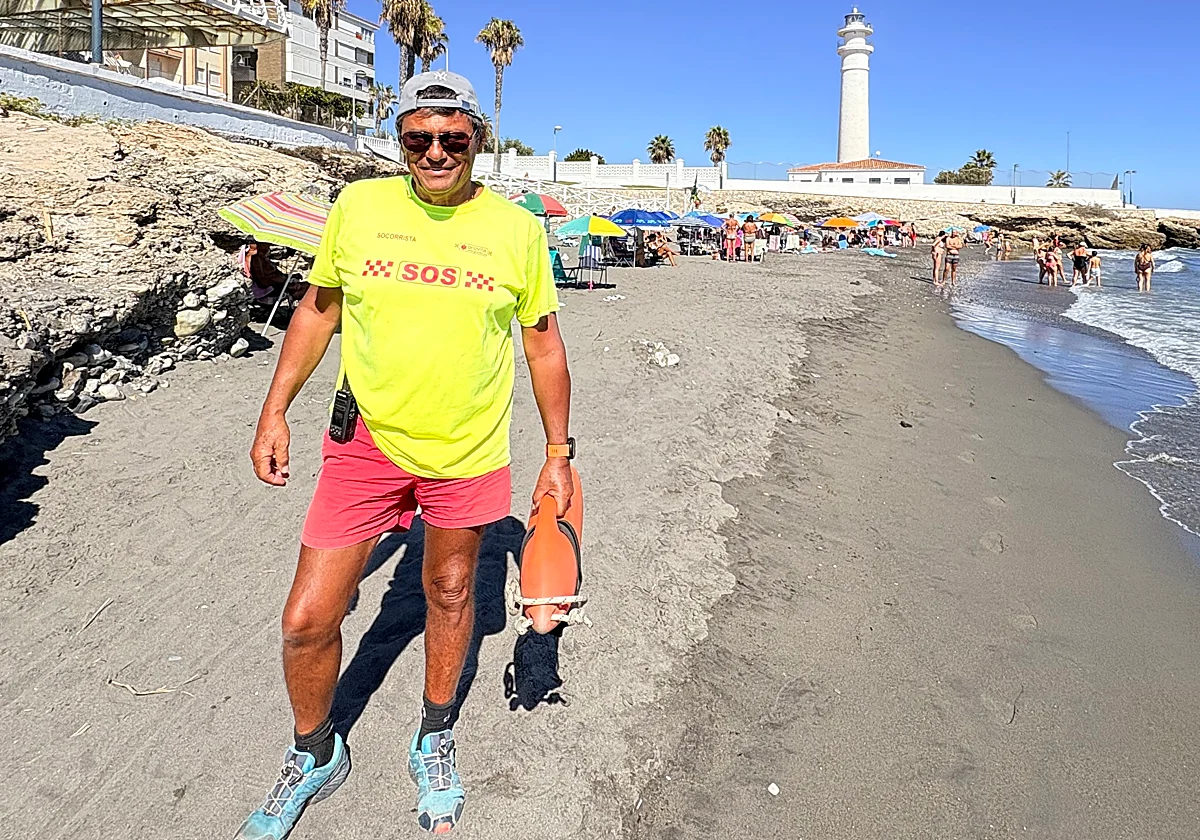 El socorrista de 71 años que recorre en bici diez kilómetros para trabajar en Torrox