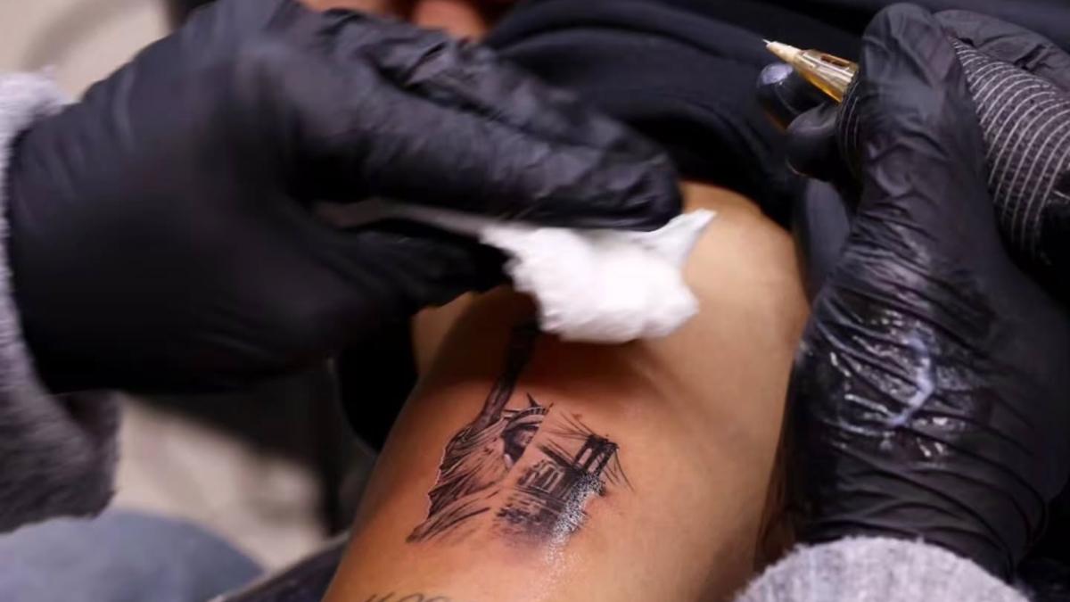 Alcaraz presume de nuevo tatuaje