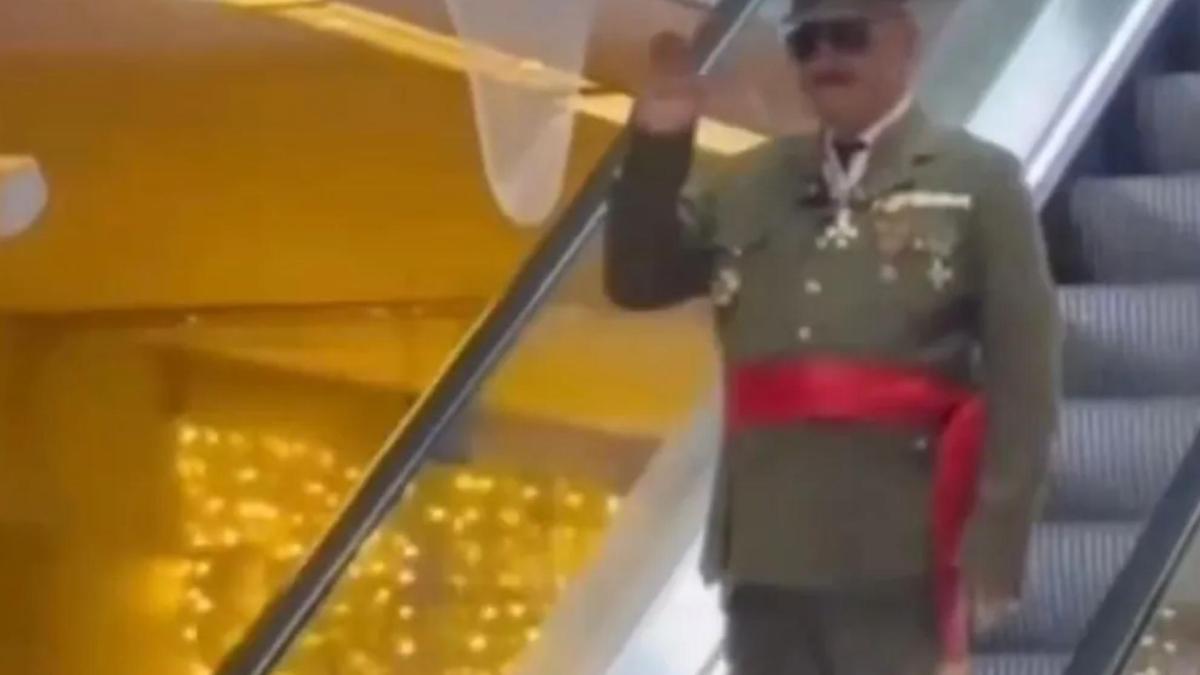 Franco 'resucita' en Valencia por el Día de los Inocentes y se lleva una multa de 200 euros