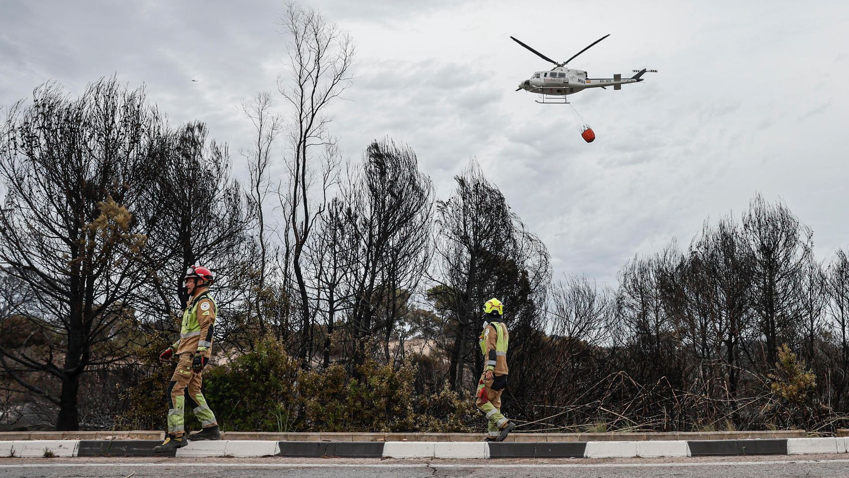 La lucha contra el incendio de El Saler (Valencia) continúa: los bomberos frenan los rebrotes y el perímetro está consolidado
