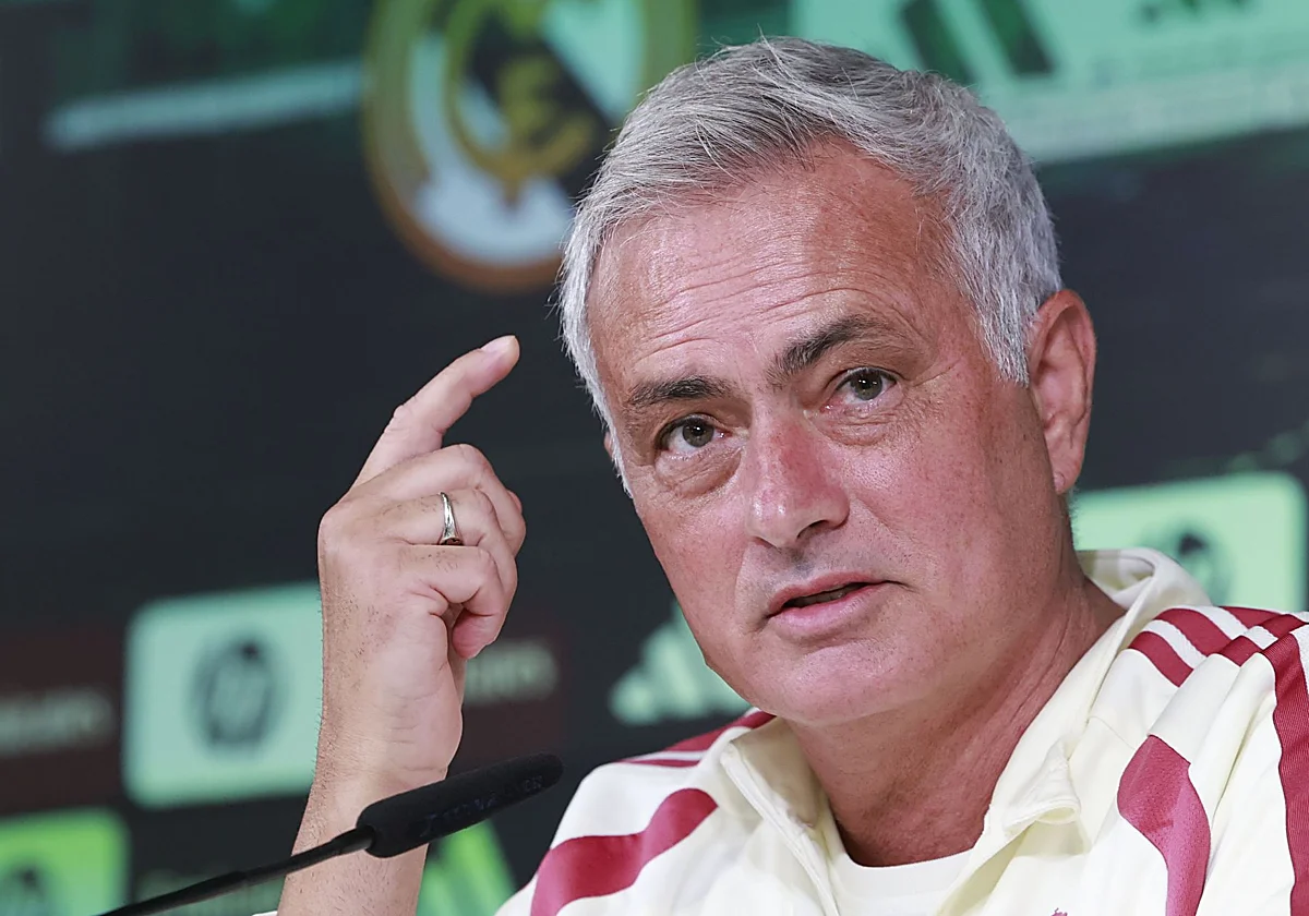 Mourinho: 23 minutos, doce preguntas y ninguna alusión al Málaga, su rival este domingo