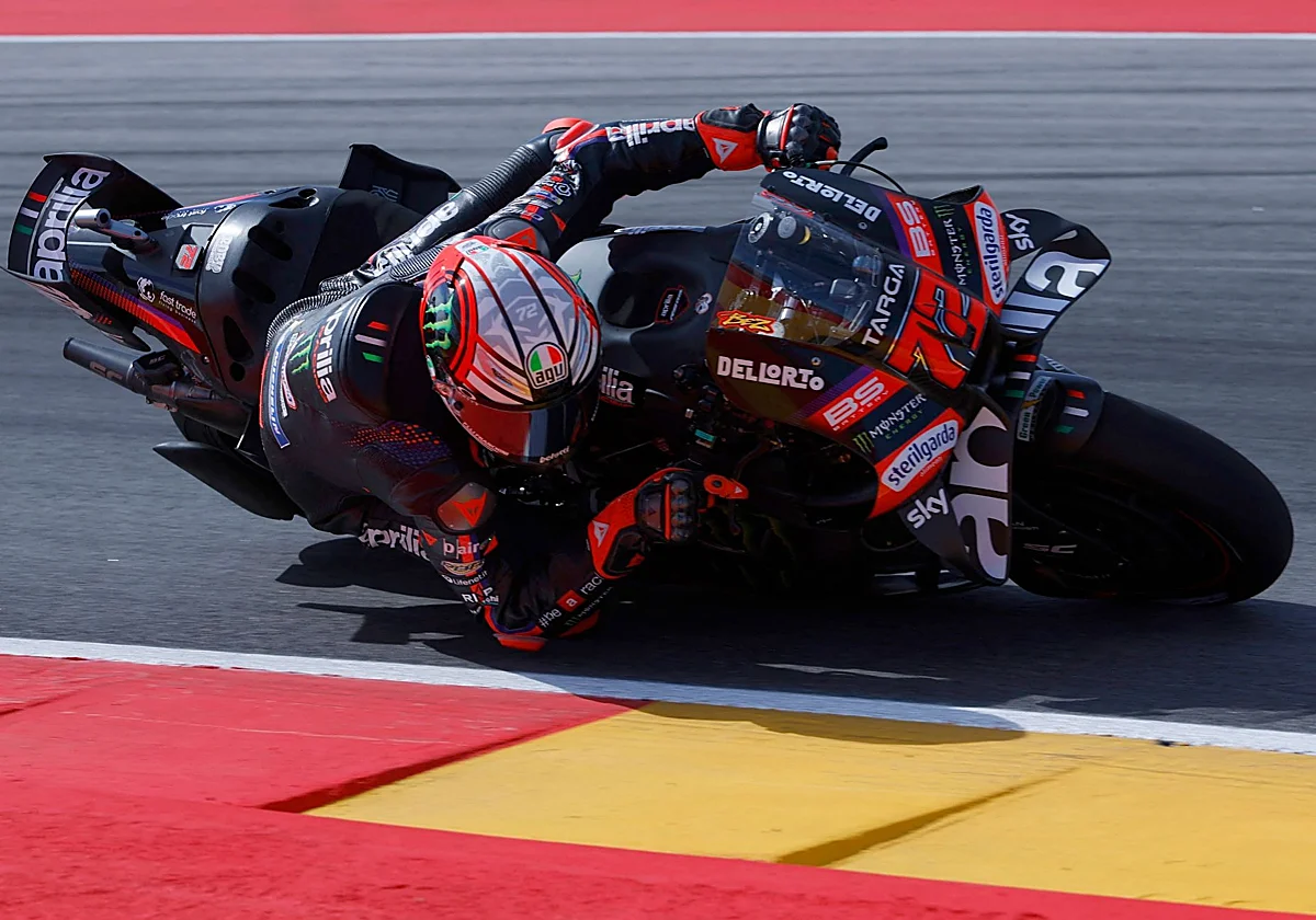 Marco Bezzecchi le gana el duelo de la pole a Marc Márquez