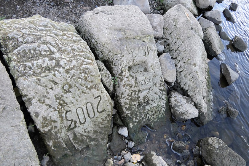 "Si me ves, llora". La sequía europea está haciendo reaparecer piedras grabadas hace siglos para advertir de futuras hambrunas