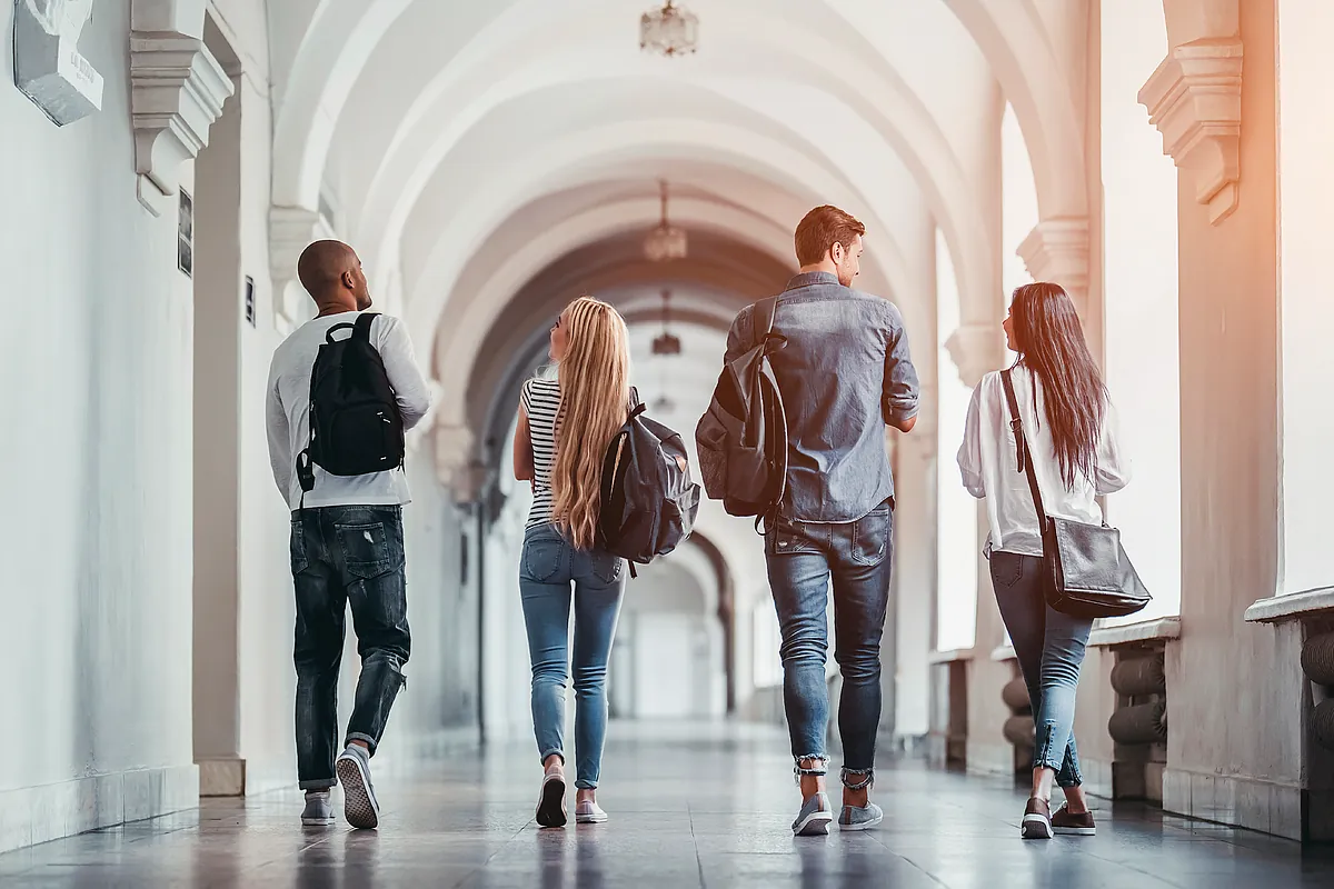 Estudiar ahora y pagar después: así financian los bancos la universidad