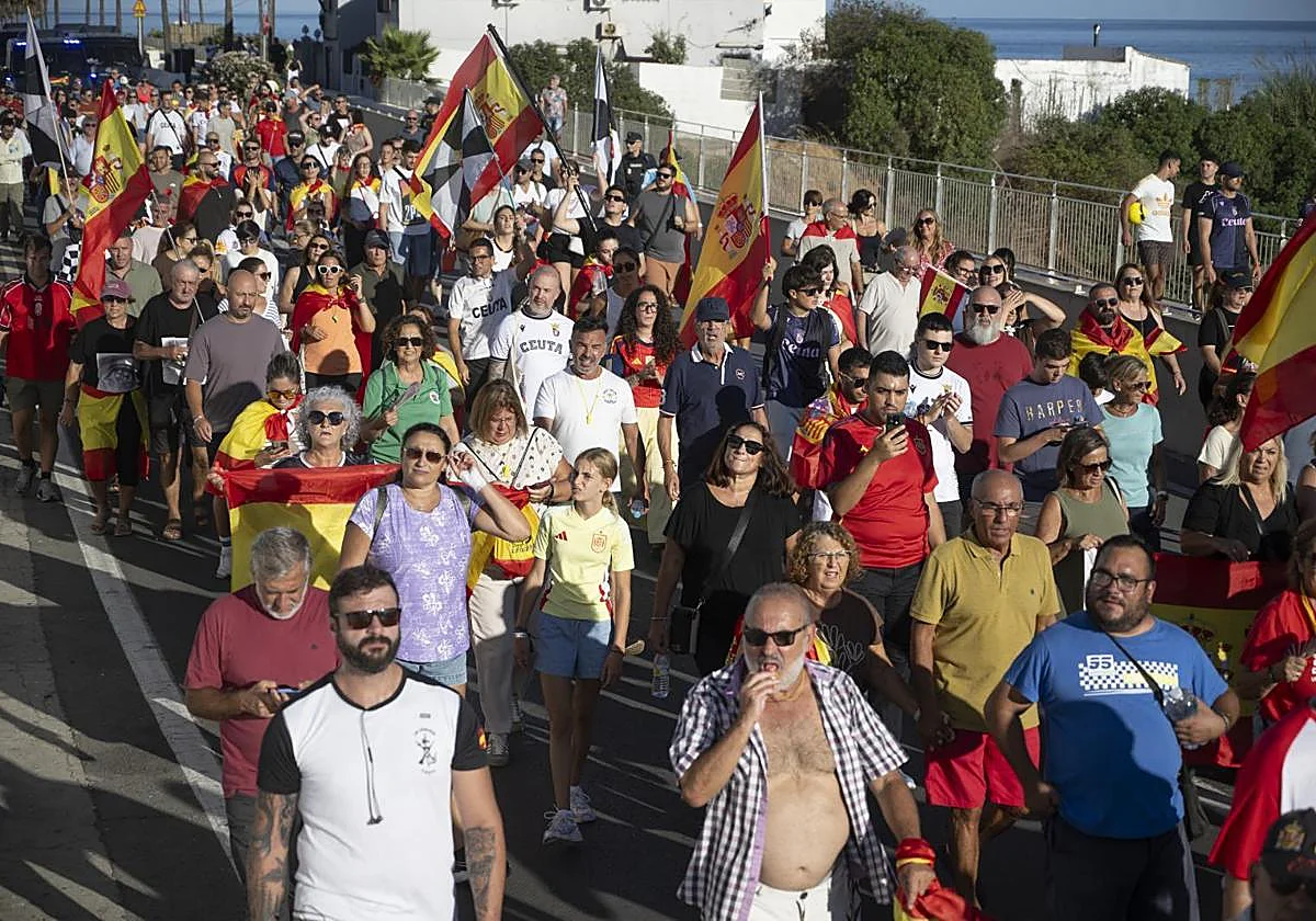 Los ceutíes vuelven a la calle en una «sentada pacífica» contra la violencia y el «abandono» del Gobierno