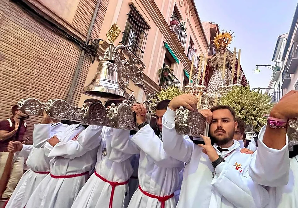 La Virgen del Consuelo recorre Antequera por sus 325 años sobre el trono de traslado del Cautivo de Málaga