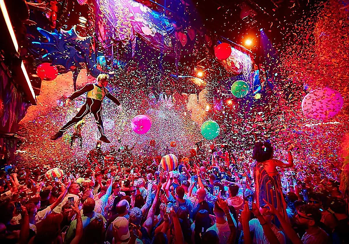 Shows hipnóticos, criaturas digitales, entradas a 150 euros sin copa... así el nuevo modelo de las grandes discotecas de Ibiza